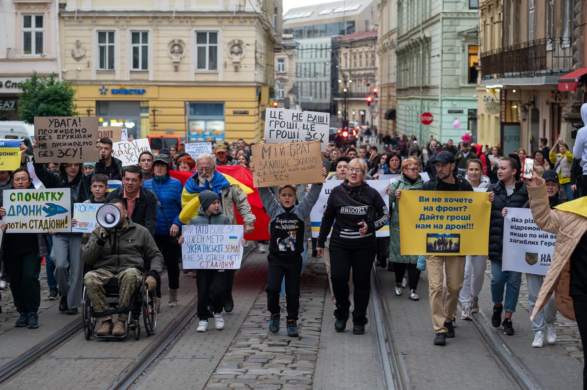 «Ганьба!» У Львові понад сотня пікетувальників мітингували під міськрадою і ОВА