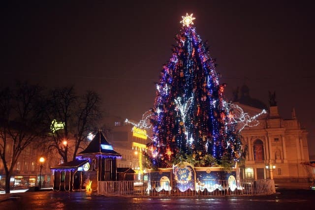Маленькі львів’яни виготовлять іграшки на головну ялинку