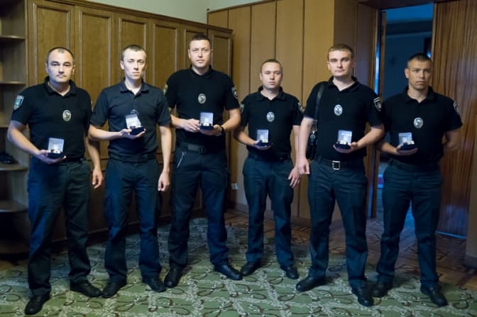 Львівських поліцейських, які звільнили заручників у психлікарні, нагородили годинниками
