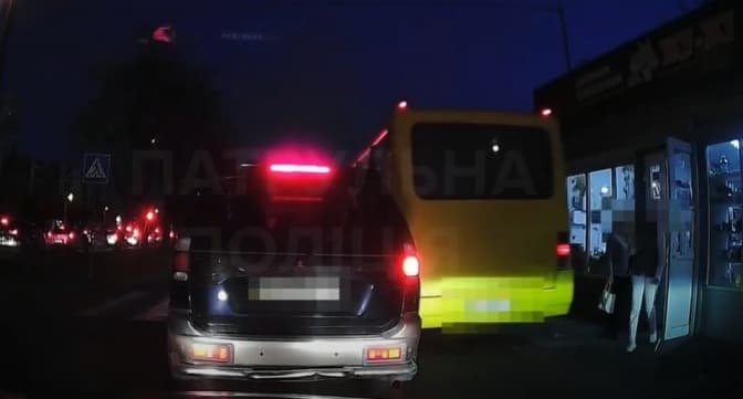 У Львові водій маршрутки об'їхав затор тротуаром. Відео