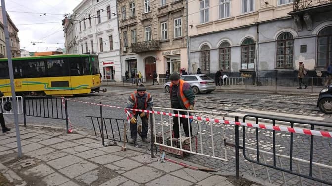Фото дня. На Соборній закривають пішохідний перехід