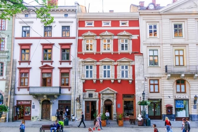 Історія Лікарської кам'яниці та медика, якого висвятив Папа Іван Павло ІІ