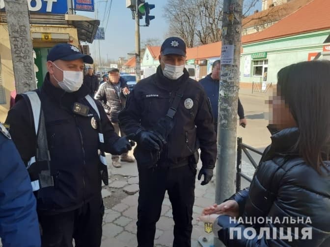 Поліція під час карантину вихідного дня на Львівщині припинила роботу 664 закладів