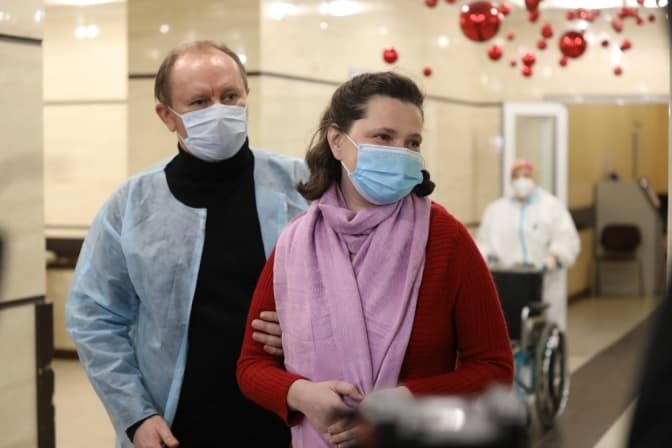 Дружину львівського священника, яка важко хворіла на Covid-19, випиcали з лікарні. Доповнено