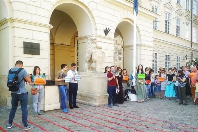 У центрі Львова відбулась мистецька акція на підтримку Олега Сенцова. Фото