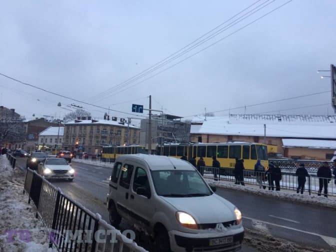 Ситуація на дорогах Львова. Низка трамвайних маршрутів курсують зі змінами