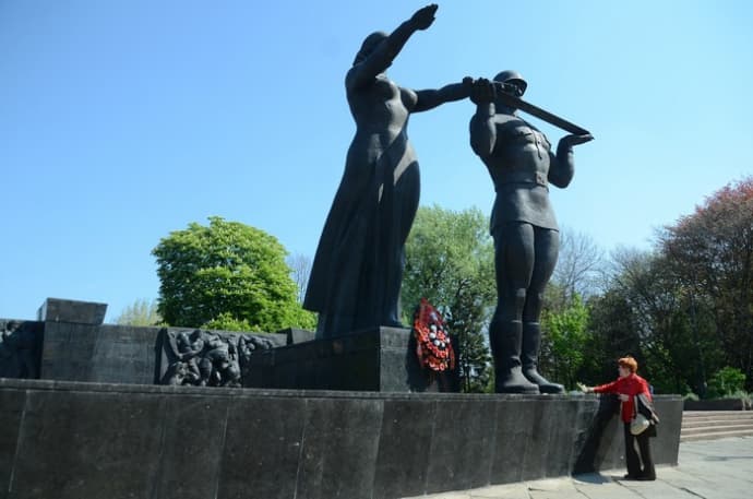 Комуністка кладе квіти до монументу Слави у Львові, 1.05.2014. Фото: Роман Балук/ZIK