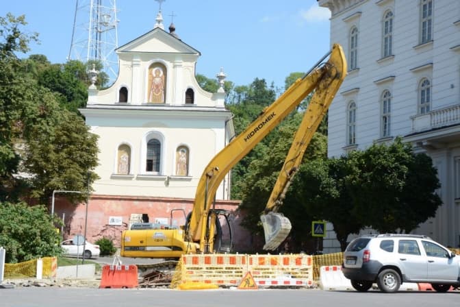 Ремонт колектора на вулиці Винниченка мають завершити наступного тижня
