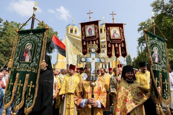 Богослужіння в Україні тепер можна проводити без дозволу влади