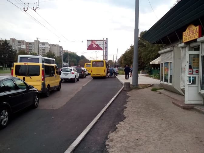 Біля Ашану на Кульпарківській облаштували кишеню для громадського транспорту