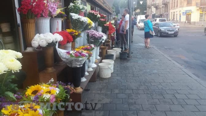 Продавці Стрийського ринку частково звільнили тротуар від квітів. Фото