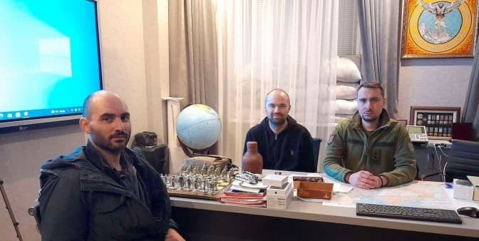 Українські пілоти (позаду) Іван Пепеляшко та Олексій Чиж