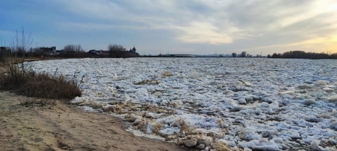 На Київщині вдалося розблокувати крижаний затор на Десні