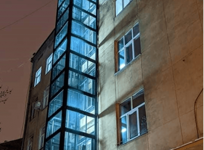 У Львові встановили зовнішній ліфт біля поліклініки на вулиці Чупринки. Фото