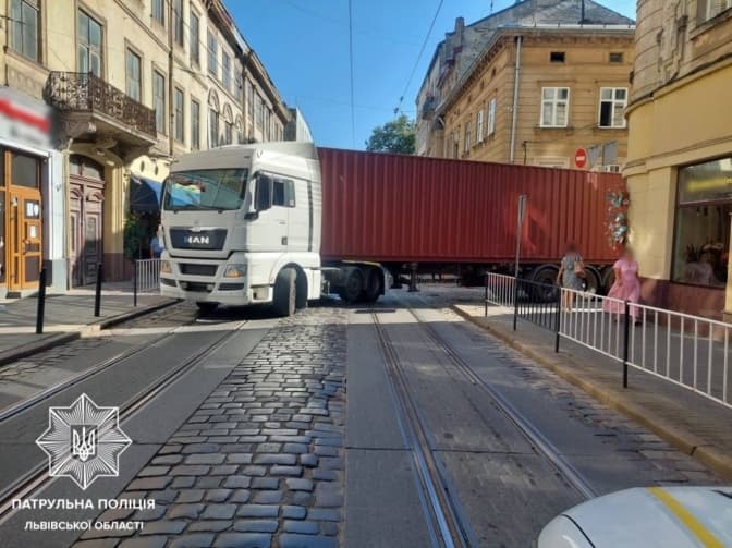У Львові частину вулиці Дорошенка перекрили для проїзду. Оновлено