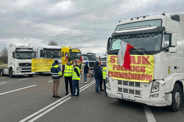 Поляки повністю заблокували рух вантажівок на двох пунктах пропуску