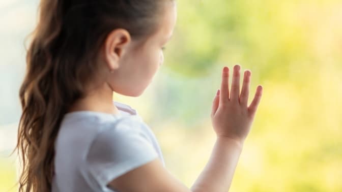 Українців попереджають про фейк щодо «швидкого усиновлення» діток-сиріт