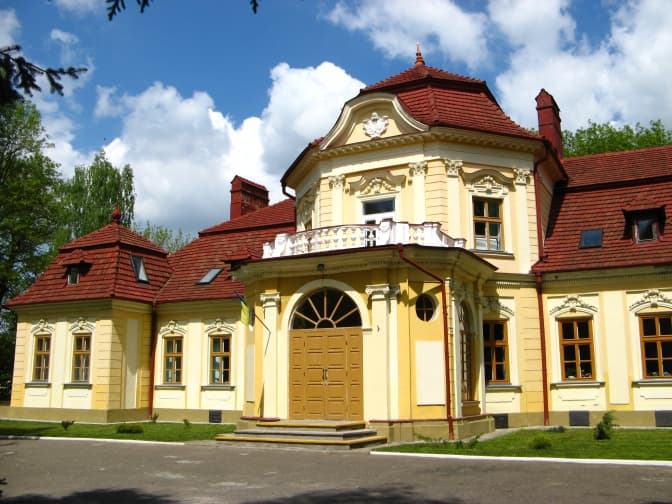 Куди поїхати на вихідні зі Львова: до селища із палацом 18 століття