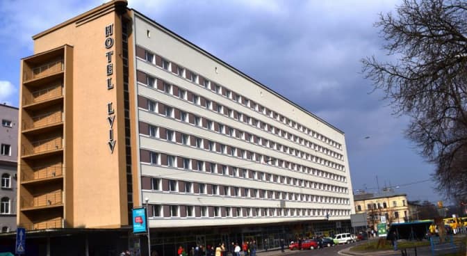 У готелі «Львів» обвалилась частина фасаду. Заклад працює у звичному режимі