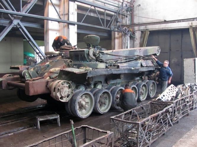 На бронетанковому заводі у Львові волонтери допомагають ремонтувати техніку