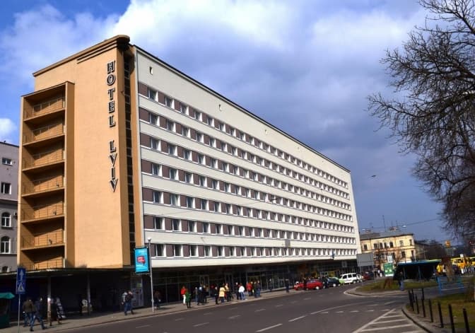 У центрі міста біля готелю «Львів» виявили заряджений гранатомет. Фото