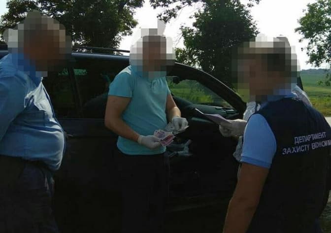 На Львівщині викрили митників, що брали хабарі за ввезення «євроблях»