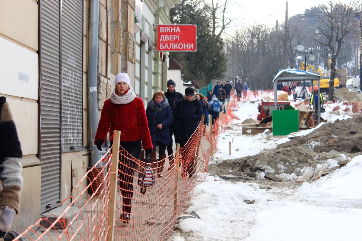 Перегони на Личаківській. Як львів’яни долають перекопані дороги. Фоторепортаж