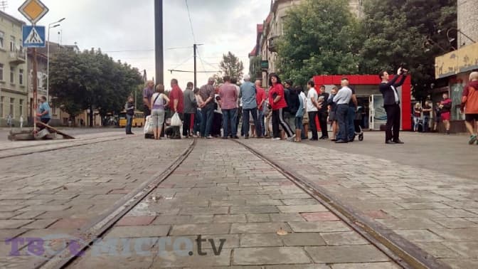 Без світлофора і з поганим водовідведенням. Які проблеми бачать мешканці в ремонті Личаківської