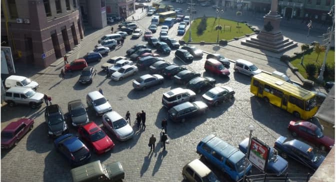 У Львові хочуть збільшити плату за паркування у центрі на вихідних
