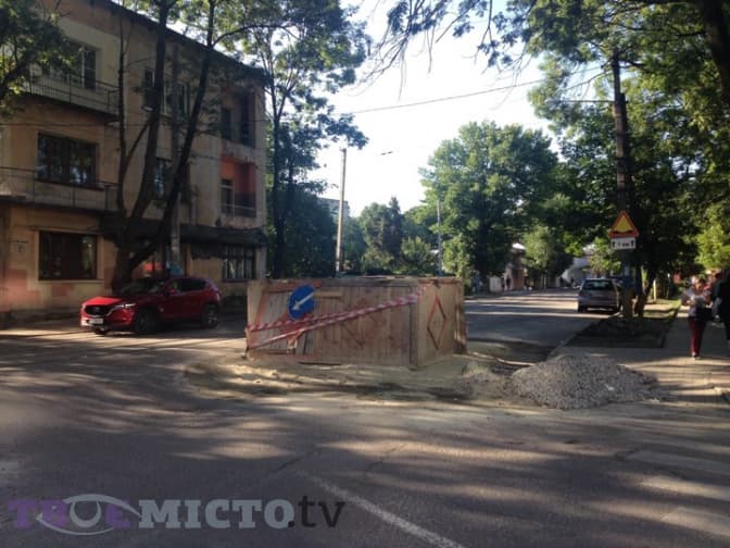 Коли заасфальтують яму на розі вул. Липинського – Замарстинівська. Фото