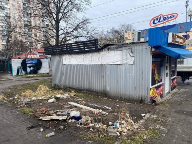 На восьми вулицях Києва комунальники демонтовали низку незаконних яток