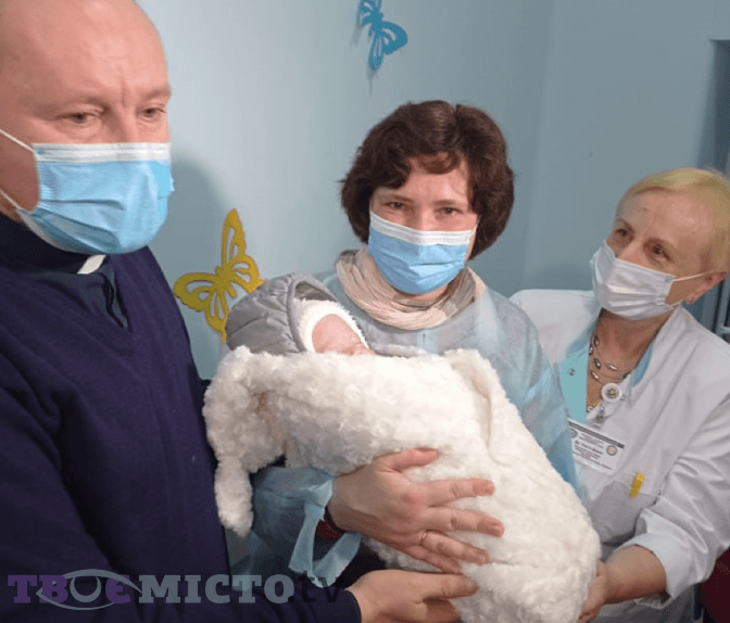 У Львові виписали з лікарні донечку священника, яка передчасно народилася з коронавірусом