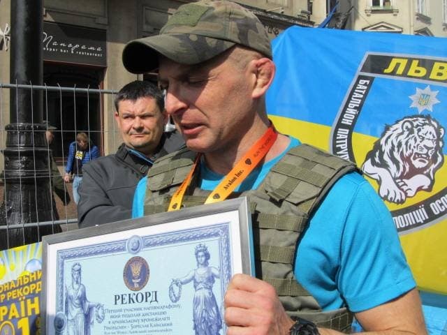 Львівський військовий встановив рекорд України, пробігши напівмарафон у бронежилеті. Фото