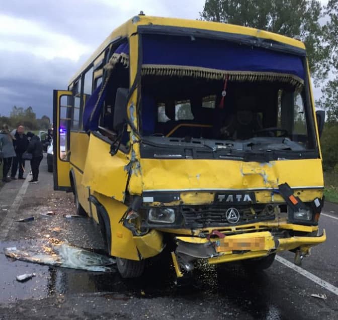 У ДТП на Львівщині потрапили дві маршрутки. Є постраждалі пасажири