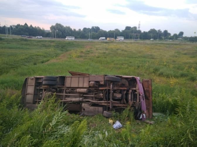 Біля Львова перекинувся автобус. Двоє людей отримали травми
