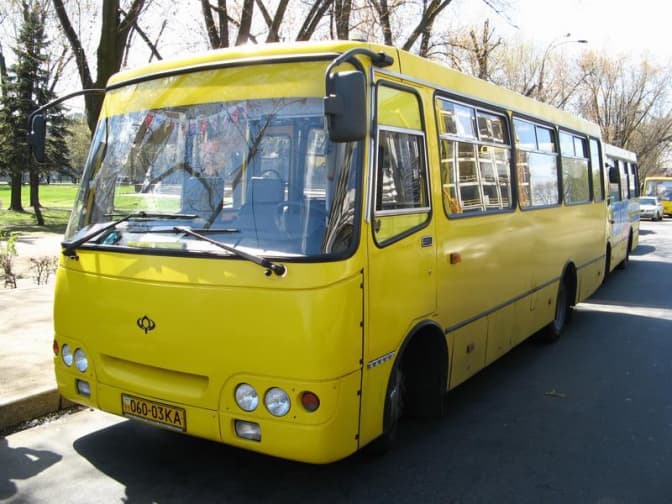 У Львові шукають свідків інциденту, коли вагітна жінка випала з маршрутки