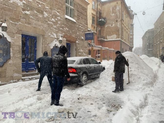 На Львівщині вирує циклон Волкер. Які дороги найбільш складні для проїзду