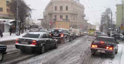 Через погоду водіїв закликають бути обережними