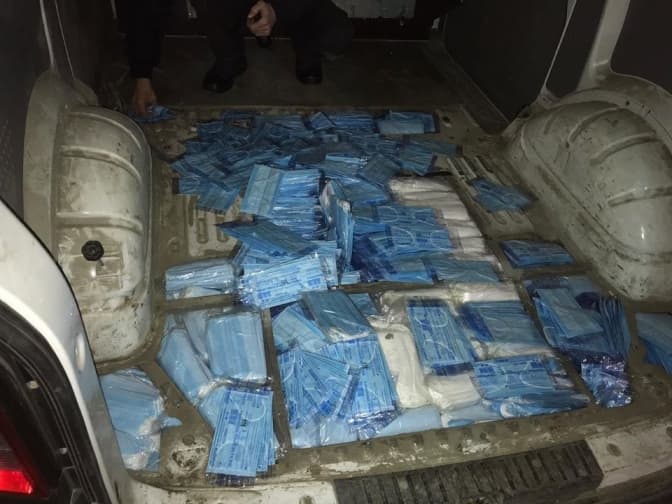 Львівські прикордонники затримали українця за контрабанду медичних масок. Фото