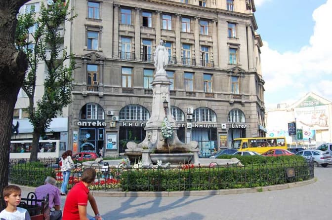 На клумбу біля Матері Божої у Львові витратять майже 300 тис. грн