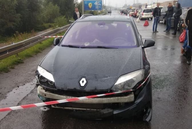 Іноземець на швейцарських номерах прорвав два кордони на Львівщині. Фото