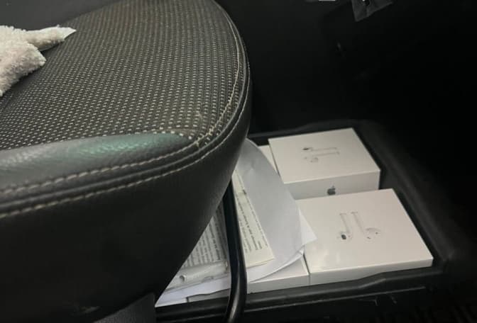 Мешканка Львівщини намагалась незаконно ввезти в Україну 44 гаджети Apple