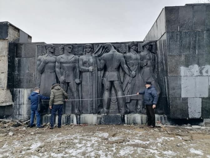 У Львові розпочали демонтаж Монументу Слави. Фото