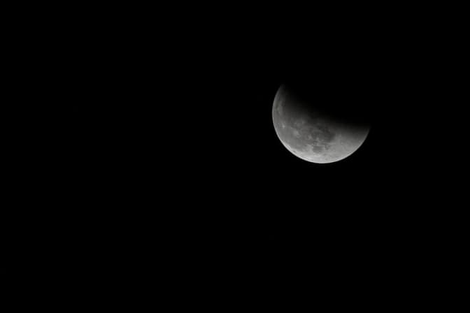 Влітку українці зможуть побачити рекордне місячне затемнення