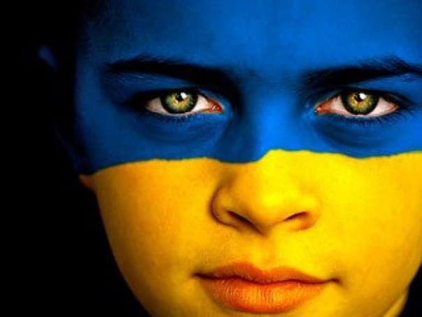 У Львові люди утворять синьо-жовте слово «Мир»