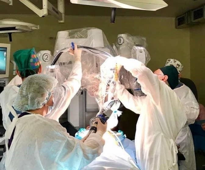У Львівській лікарні провели першу операцію із допомогою робота-хірурга Da Vinci