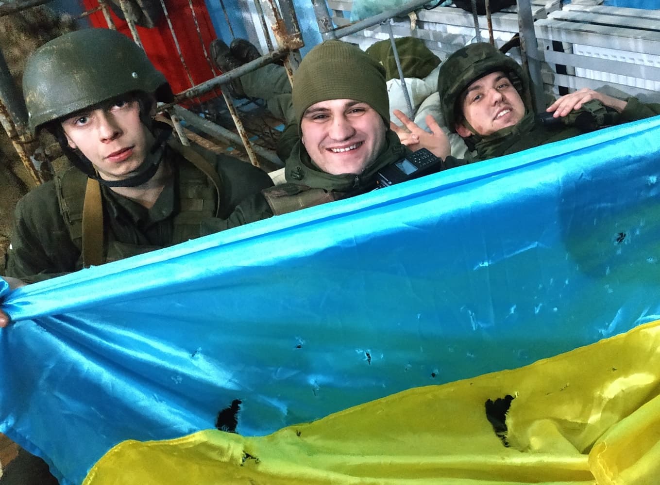 На фото наші гвардійці зі своїм прапором, пошматованим уламками після сьогоднішнього бою