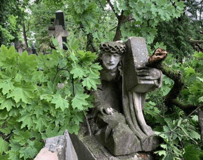На Личаківському цвинтарі відреставрують 12 надгробків