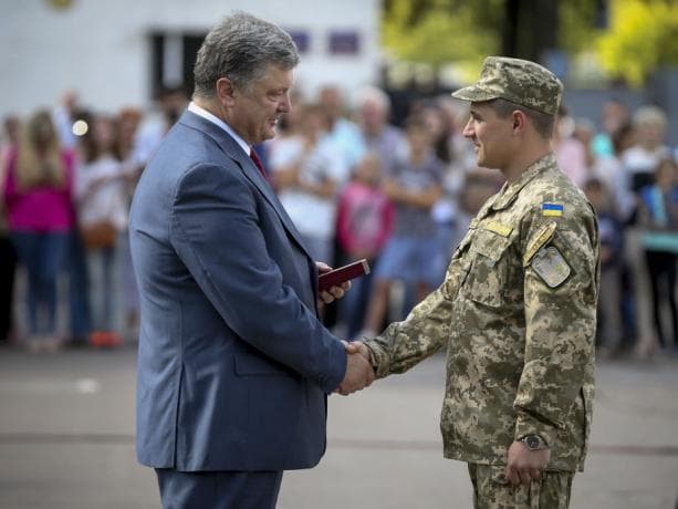 На Львівщині Президент нагородив льотчиків. 4 історії Героїв АТО