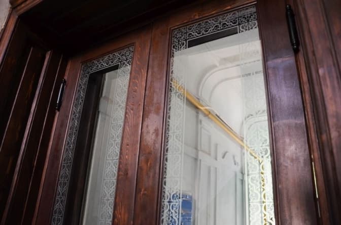 У Львові на вулиці Костя Левицького відреставрували історичні двері-віяло